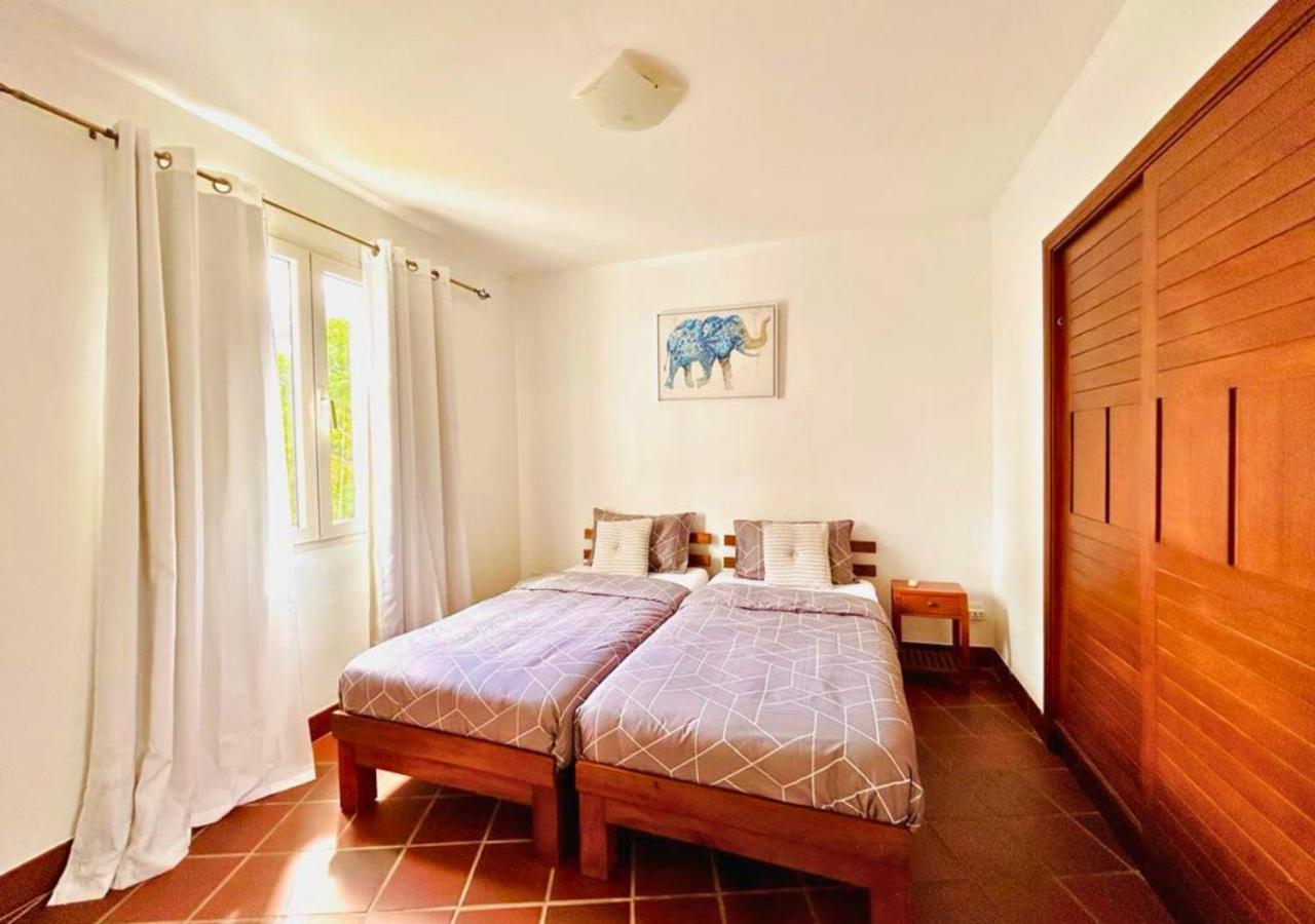Scenic Riverfront 2 Bedroom Villa In Port Chambly Baie-du-Tombeau Экстерьер фото